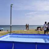 Domenica circa duecento evangelici si sono riuniti a Pane e Pomodoro, dove avrebbero dovuto ribattezzarsi in mare. Ma il divieto di balneazione deciso dopo le piogge della sera prima ha costretto a un cambio di programma: cos� i fedeli si sono attrezzati con una piscina portatile
